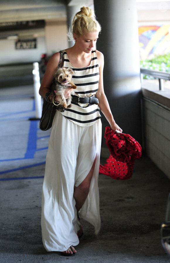 Amber Heard et son chien à Los Angeles en 2012.