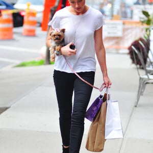 Amber Heard et son chien à New York en 2012.