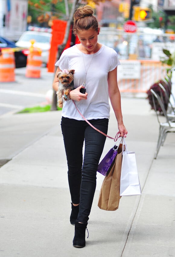 Amber Heard et son chien à New York en 2012.