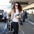 Exclusif - Amber Heard, son petit chien dans les bras, quitte l'aeroport de Los Angeles, le 10 Novembre 2012