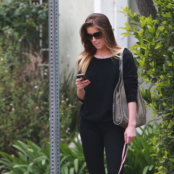 L'actrice Amber Heard se rend a rendez-vous professionnel avec son chien. Los Angeles, le 30 avril 2013