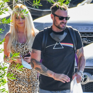 Exclusif - Brian Austin Green, 46 ans, et Courtney Stodden, 25 ans, quittent un restaurant mexicain après le déjeuner à Los Angeles. Le 13 juin 2020.