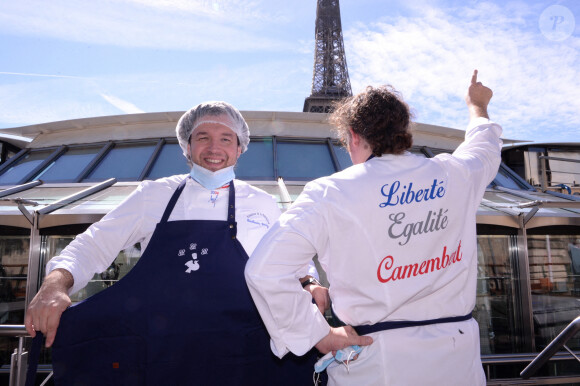 Exclusif - Guillaume Gomez, Chef du palais de l'Élysée, Xavier Thuret - Le Club des Chefs des Chefs (CCC) a organisé un déjeuner à bord du bateau Ducasse sur Seine pour remercier les chefs et les fournisseurs pour leur implication envers les soignants pendant l'épidémie de coronavirus (COVID-19) le 8 juillet 2020.  © Rachid Bellak / Bestimage