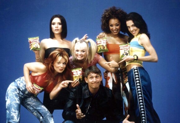 Les Spice Girls (Mel C, Emma Bunton, Victoria Beckham, Geri Halliwell et Melanie Brown) - Publicité pour les chips Walker. Le 23 juillet 1997.