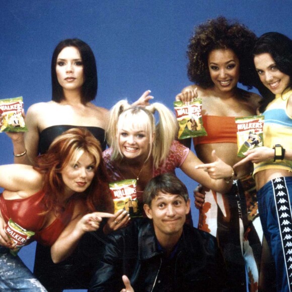 Les Spice Girls (Mel C, Emma Bunton, Victoria Beckham, Geri Halliwell et Melanie Brown) - Publicité pour les chips Walker. Le 23 juillet 1997.