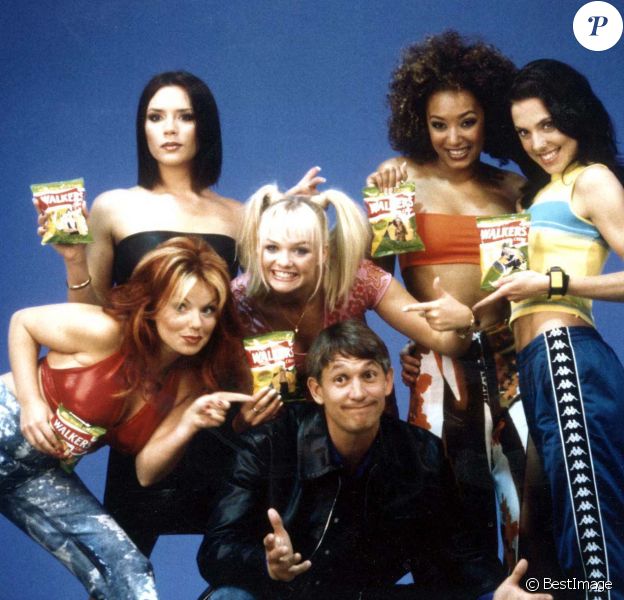 Les Spice Girls (Mel C, Emma Bunton, Victoria Beckham, Geri Halliwell et Melanie Brown) - Publicité pour les chips Walker. Le 23 juillet 1997.