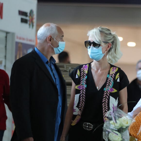 Semi-exclusif - Laeticia Hallyday et ses filles Jade et Joy arrivent, avec des masques de protection contre l'épidémie de coronavirus (Covid-19), à l'aéroport de Paris-Charles-de-Gaulle à Roissy-en-France, France, le 18 juin 2020.