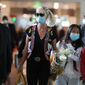 Semi-exclusif - Laeticia Hallyday et ses filles Jade et Joy arrivent, avec des masques de protection contre l'épidémie de coronavirus (Covid-19), à l'aéroport de Paris-Charles-de-Gaulle à Roissy-en-France, France, le 18 juin 2020.