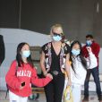 Semi-exclusif - Laeticia Hallyday et ses filles Jade et Joy arrivent, avec des masques de protection contre l'épidémie de coronavirus (Covid-19), à l'aéroport de Paris-Charles-de-Gaulle à Roissy-en-France, France, le 18 juin 2020.