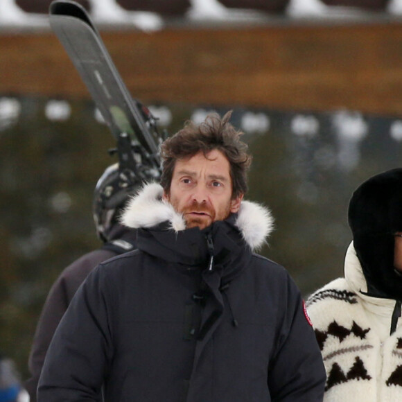 Exclusif - Laeticia Hallyday et son compagnon Pascal Balland lors d'une journée au ski à la station "Big Sky" dans le Montana avec leurs filles respectives, le 16 février 2020.