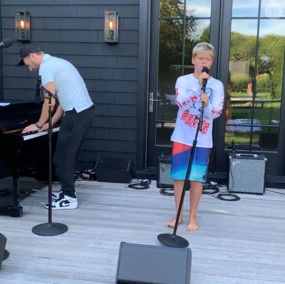 Chris Martin et son fils Moses sur Instagram, le 8 avril 2020.