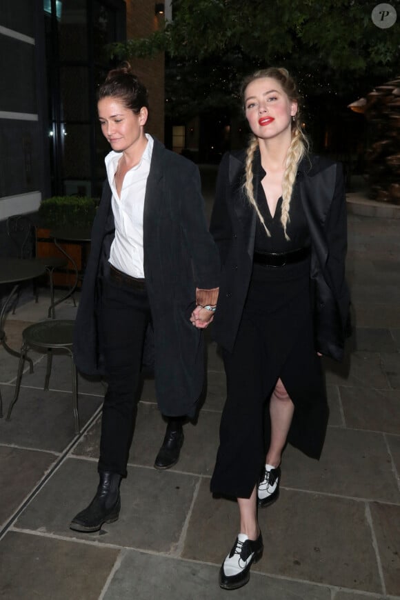 Exclusif - Amber Heard et sa compagne Bianca Butti arrivent main dans la main à leur hôtel à Londres le 15 juillet 2020.