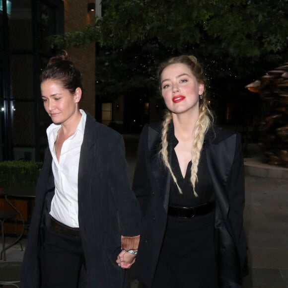 Exclusif - Amber Heard et sa compagne Bianca Butti arrivent main dans la main à leur hôtel à Londres le 15 juillet 2020.