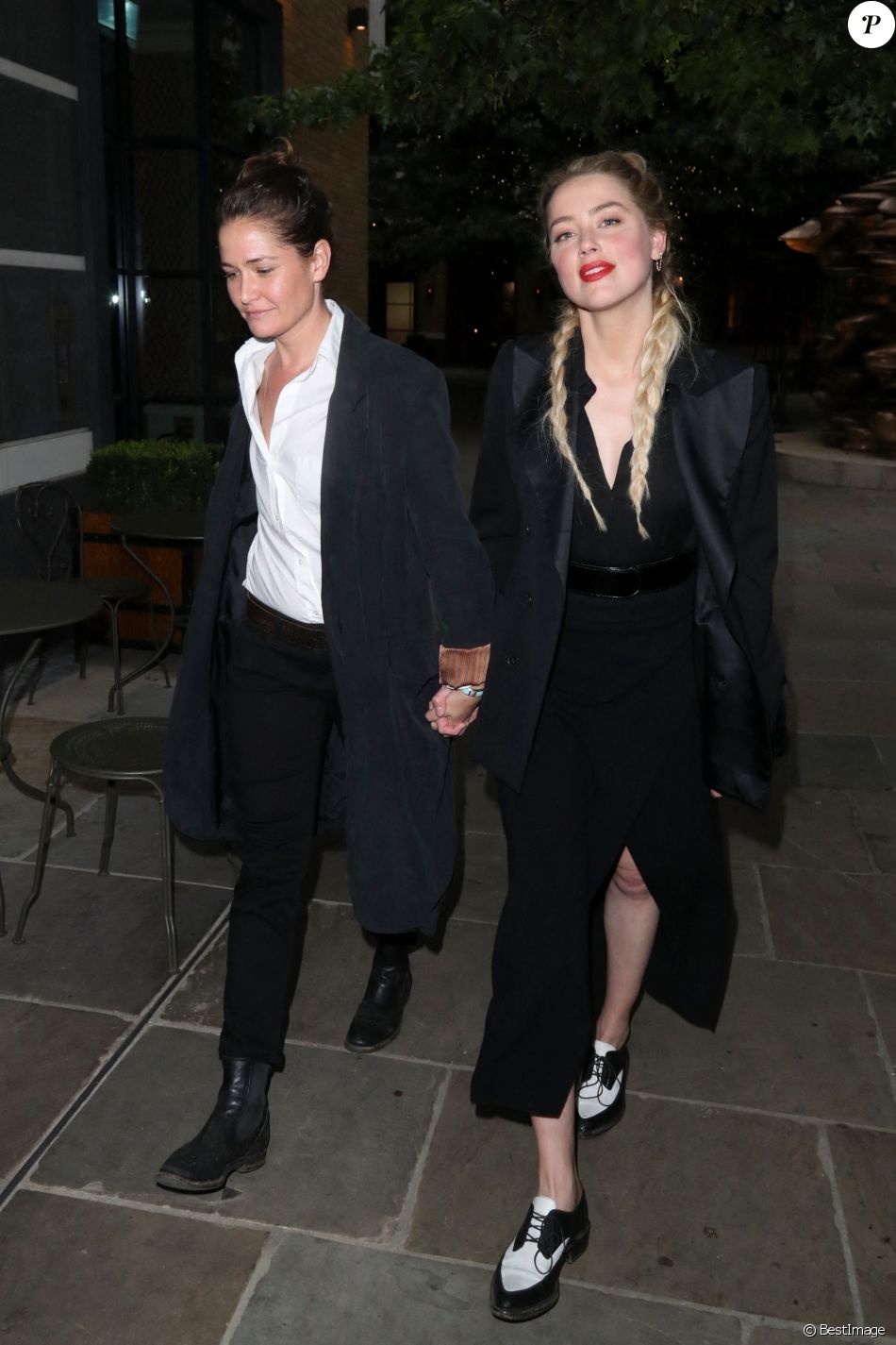 Exclusif - Amber Heard et sa compagne Bianca Butti arrivent main dans la main à leur hôtel à Londres le 15 juillet 2020.