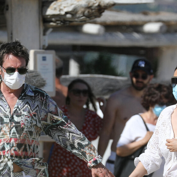 Jean-Michel Jarre et sa compagne Gong Li, masqués, sont allés sur la plage 55 à Saint-Tropez.