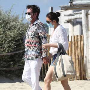 Jean-Michel Jarre et sa compagne Gong Li, masqués, sont allés sur la plage 55 à Saint-Tropez.