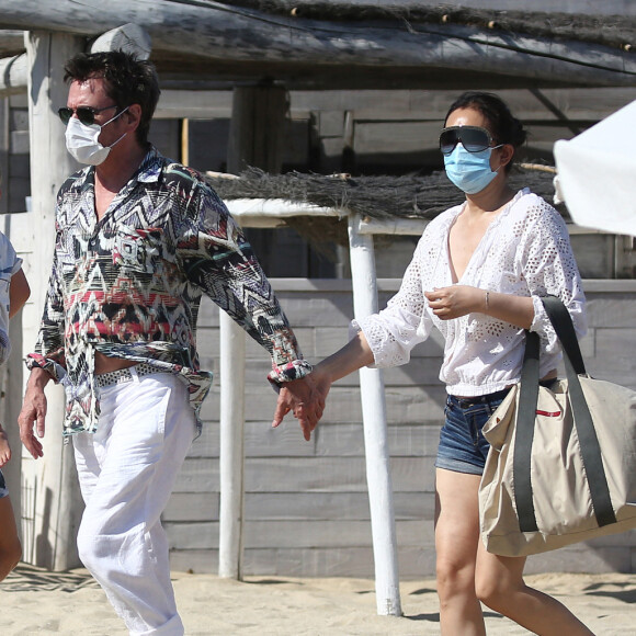 Jean-Michel Jarre et sa compagne Gong Li, masqués, sont allés sur la plage 55 à Saint-Tropez.