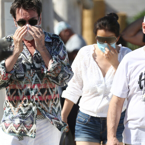 Jean-Michel Jarre et sa compagne Gong Li, masqués, sont allés sur la plage 55 à Saint-Tropez.
