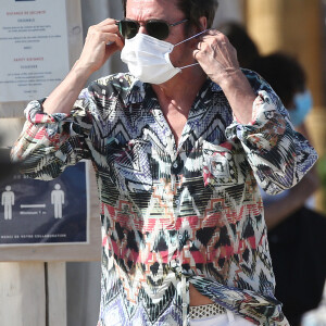 Jean-Michel Jarre et sa compagne Gong Li, masqués, sont allés sur la plage 55 à Saint-Tropez.