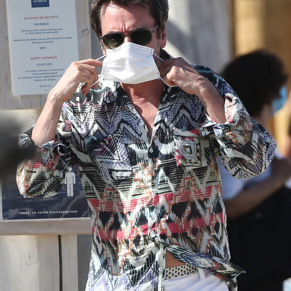 Jean-Michel Jarre et sa compagne Gong Li, masqués, sont allés sur la plage 55 à Saint-Tropez.