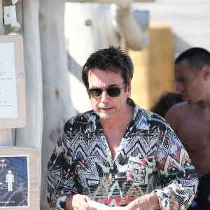 Jean-Michel Jarre et sa compagne Gong Li, masqués, sont allés sur la plage 55 à Saint-Tropez.