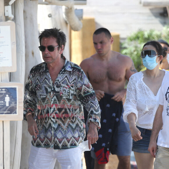 Jean-Michel Jarre et sa compagne Gong Li, masqués, sont allés sur la plage 55 à Saint-Tropez.