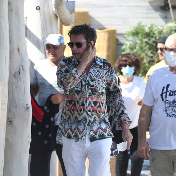 Jean-Michel Jarre et sa compagne Gong Li, masqués, sont allés sur la plage 55 à Saint-Tropez.