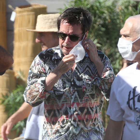 Jean-Michel Jarre et sa compagne Gong Li, masqués, sont allés sur la plage 55 à Saint-Tropez.