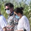 Jean-Michel Jarre et sa compagne Gong Li, masqués, sont allés sur la plage 55 à Saint-Tropez.