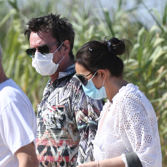 Jean-Michel Jarre et sa compagne Gong Li, masqués, sont allés sur la plage 55 à Saint-Tropez.