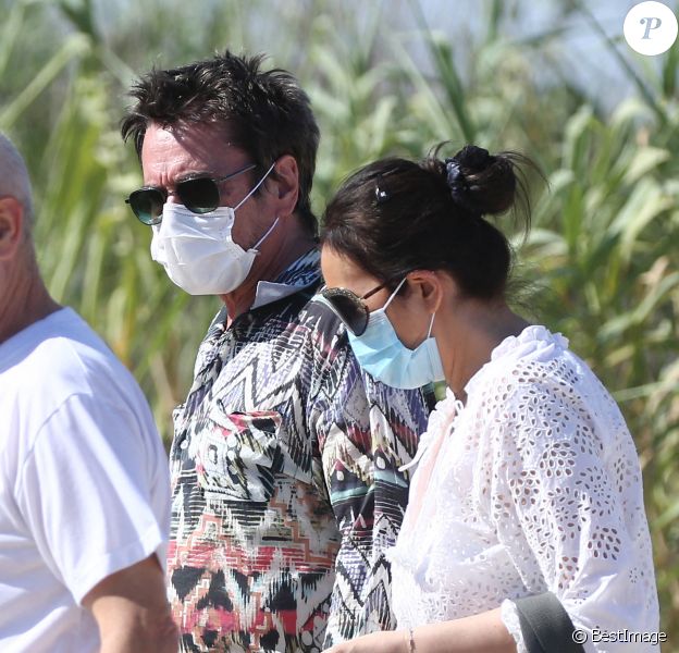 Jean-Michel Jarre et sa compagne Gong Li, masqués, sont allés sur la plage 55 à Saint-Tropez.