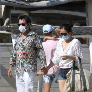 Jean-Michel Jarre et sa compagne Gong Li, masqués, sont allés sur la plage 55 à Saint-Tropez.