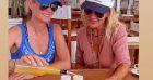 Laeticia Hallyday est arrivée à Saint-Barthélemy. Elle a trinqué avec des amies, dont Liliane Jossua, le 22 juillet 2020.