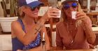 Laeticia Hallyday est arrivée à Saint-Barthélemy. Elle a trinqué avec des amies, dont Liliane Jossua, le 22 juillet 2020.