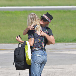 Laeticia Hallyday et ses filles Jade et Joy à leur arrivée à l'aéroport de Saint-Barthélemy. Son amie Liliane Jossua et son fils Gabriel Bogliolo sont venus les accueillir. Le 4 décembre 2019.