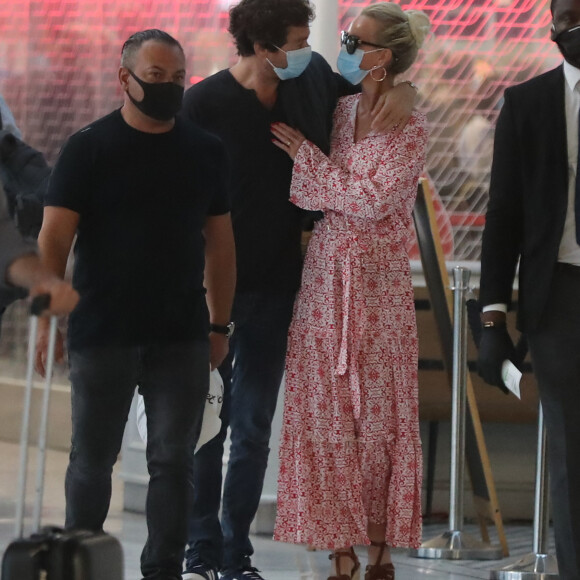 Exclusif - Laeticia Hallyday et son compagnon Pascal Balland prennent un vol à l'aéroport Roissy CDG pour une échappée à deux, sans enfants le 26 juin 2020.