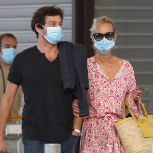 Exclusif - Laeticia Hallyday et son compagnon Pascal Balland prennent un vol à l'aéroport Roissy CDG pour une échappée à deux, sans enfants le 26 juin 2020.