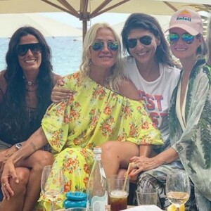 Laeticia Hallyday lors d'un déjeuner entre filles à Saint-Barthélemy le 15 août 2019, avec Hoda Roche, Issartier Marilyne, Liliane Jossua, mais aussi Sylviane, la nounou de ses filles Jade et Joy, et Cécile Angéli. 