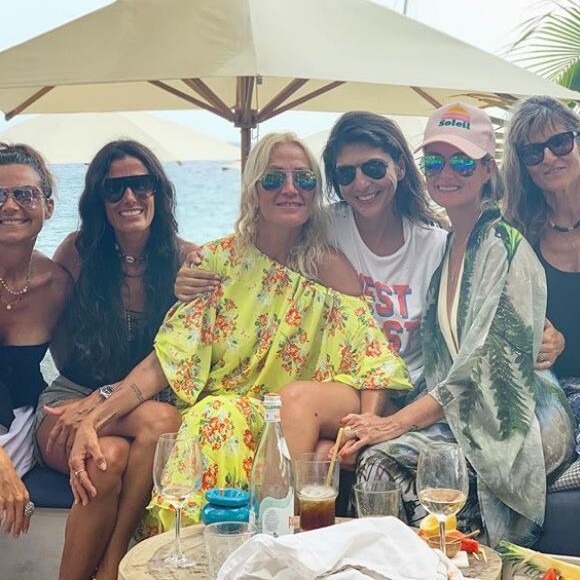 Laeticia Hallyday lors d'un déjeuner entre filles à Saint-Barthélemy le 15 août 2019, avec Hoda Roche, Issartier Marilyne, Liliane Jossua, mais aussi Sylviane, la nounou de ses filles Jade et Joy, et Cécile Angéli. 