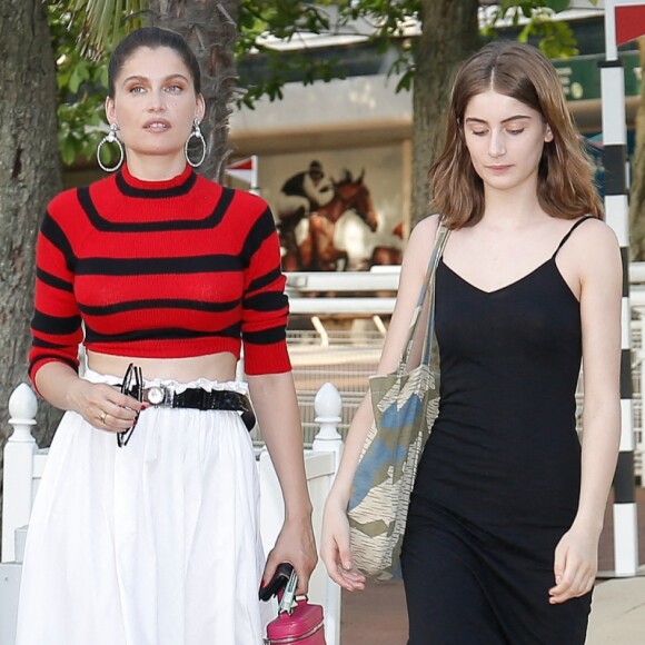 Laetitia Casta et sa fille Sahteene Sednaoui au défilé Miu Miu à Paris, le 29 juin 2019.
