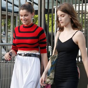 Laetitia Casta et sa fille Sahteene Sednaoui au défilé Miu Miu à Paris, le 29 juin 2019.
