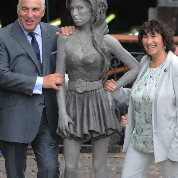 Le père et la mère de la chanteuse, Mitch et Janis Winehouse, ont dévoilé la statue de Amy Winehouse à Camden Market à Londres. Le 13 septembre 2014