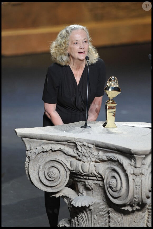 Catherine Hiegel, Molière de la meilleure comédienne pour "La mère) lors de la 25e nuit des Molières à la maison des Arts de Créteil le 17 avril 2011.