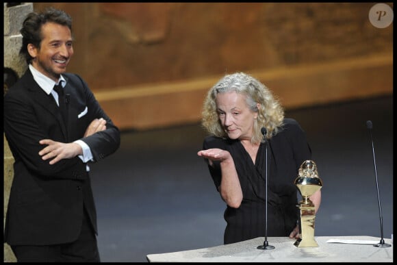 Edouard Baer et Catherine Hiegel, Molière de la meilleure comédienne pour "La mère) lors de la 25e nuit des Molières à la maison des Arts de Créteil le 17 avril 2011.