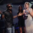  Kanye West et Taylor Swift aux MTV Video Music Awards 2009 à New York. Le rappeur avait contesté le prix de la chanteuse, affirmant qu'il devait être remis à Beyoncé. C'est ainsi que leur dispute a éclaté. 