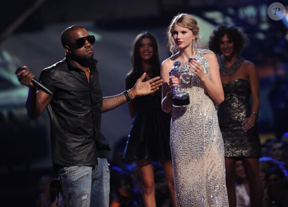 <span>Kanye West et Taylor Swift aux MTV Video Music Awards 2009 à New York. Le rappeur avait contesté le prix de la chanteuse, affirmant qu'il devait être remis à Beyoncé. C'est ainsi que leur dispute a éclaté.</span>