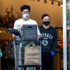 Exclusif - Demi Lovato et son nouveau compagnon Max Ehrich portent des masques et gants en latex pour aller faire des courses chez Erewhon pendant l'épidémie de coronavirus (Covid-19) à Los Angeles.