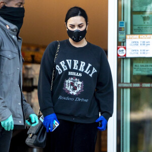 Exclusif - Demi Lovato et son nouveau compagnon Max Ehrich portent des masques et gants en latex pour aller faire des courses chez Erewhon pendant l'épidémie de coronavirus (Covid-19) à Los Angeles. Le couple s'est câliné et embrassé avec leurs masques en attendant à la caisse du supermarché! Le 4 avril 2020