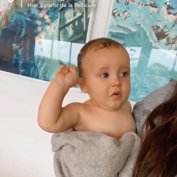 Nabilla et son fils Milann, souffrant d'une infection à l'oreille, sur Snapchat le 25 juillet 2020.