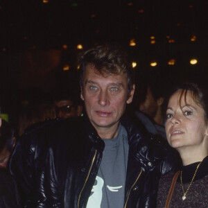 Johnny Hallyday et sa compagne Gisèle Galante lors d'une soirée d'inauguration. Février 1988 © Jean-Claude Woestelandt / Bestimage